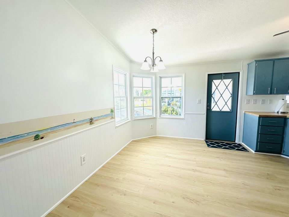 Active With Contract: $169,900 (2 beds, 2 baths, 884 Square Feet)