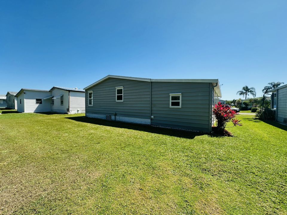 Active With Contract: $169,900 (2 beds, 2 baths, 884 Square Feet)