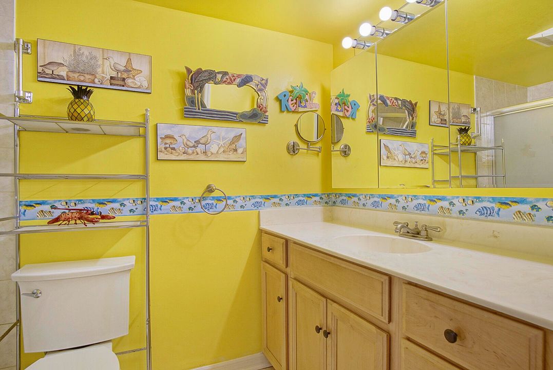 Active With Contract: $179,000 (1 beds, 1 baths, 887 Square Feet)