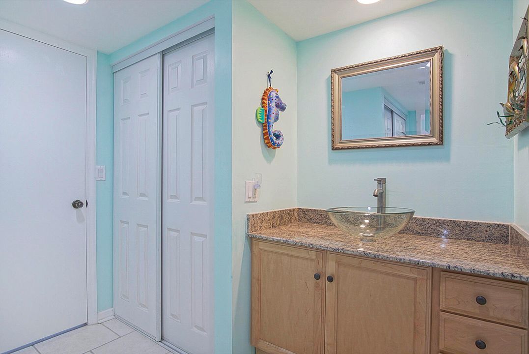 Active With Contract: $179,000 (1 beds, 1 baths, 887 Square Feet)