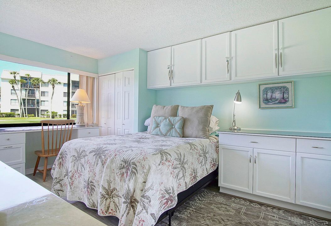 Active With Contract: $179,000 (1 beds, 1 baths, 887 Square Feet)