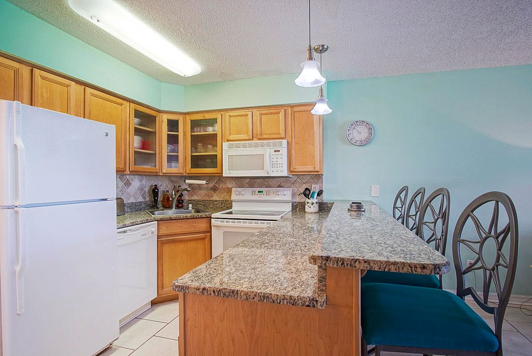 Active With Contract: $179,000 (1 beds, 1 baths, 887 Square Feet)