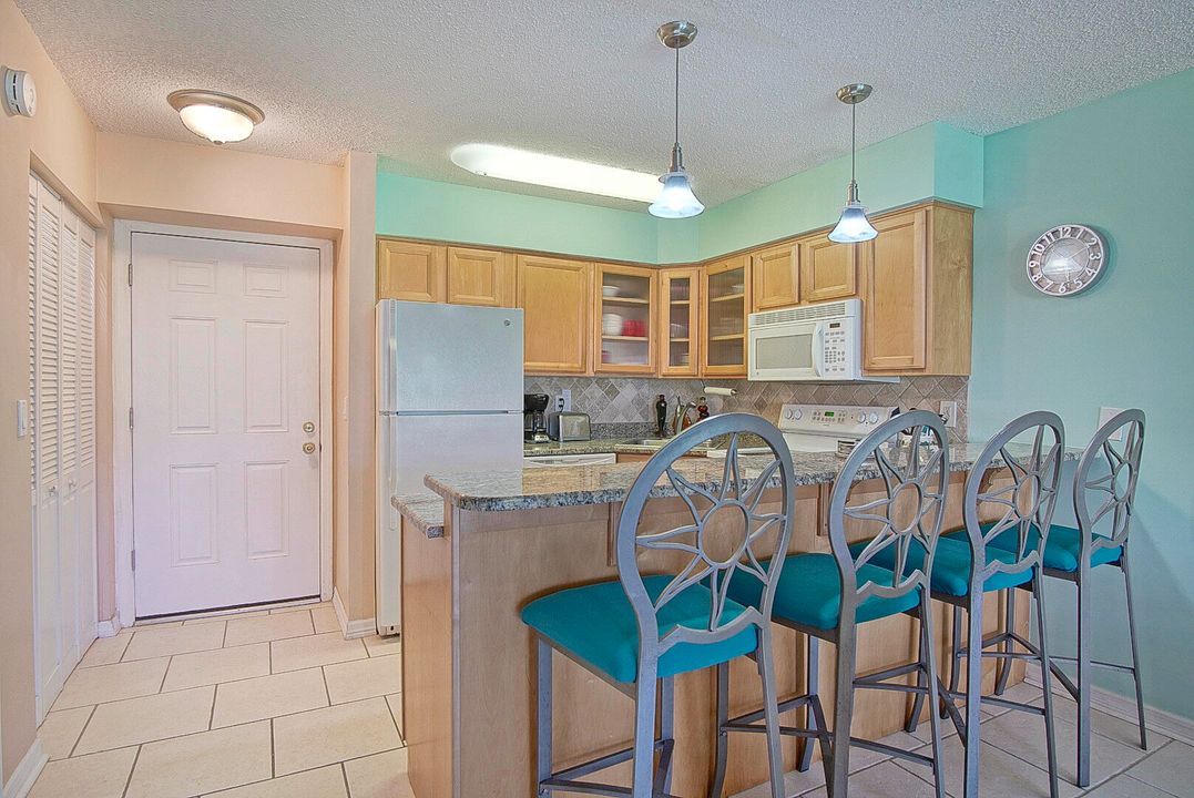 Active With Contract: $179,000 (1 beds, 1 baths, 887 Square Feet)