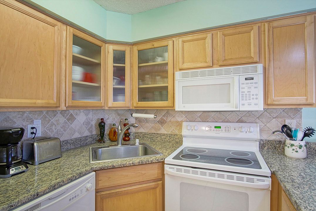 Active With Contract: $179,000 (1 beds, 1 baths, 887 Square Feet)