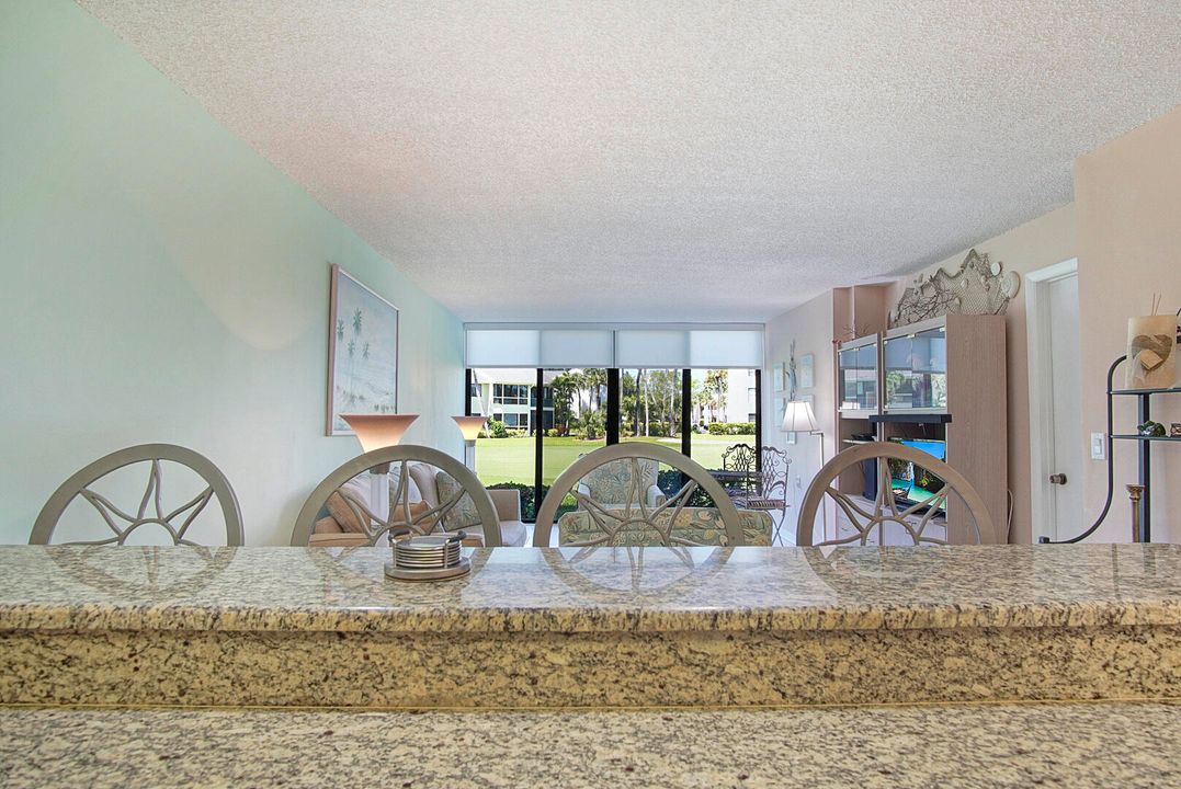 Active With Contract: $179,000 (1 beds, 1 baths, 887 Square Feet)