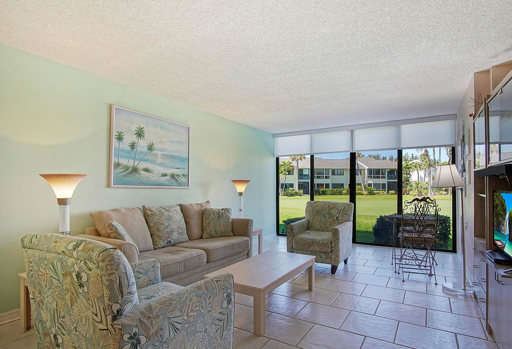 Active With Contract: $179,000 (1 beds, 1 baths, 887 Square Feet)