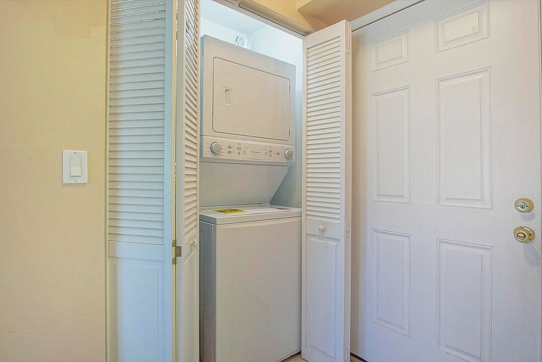 Active With Contract: $179,000 (1 beds, 1 baths, 887 Square Feet)