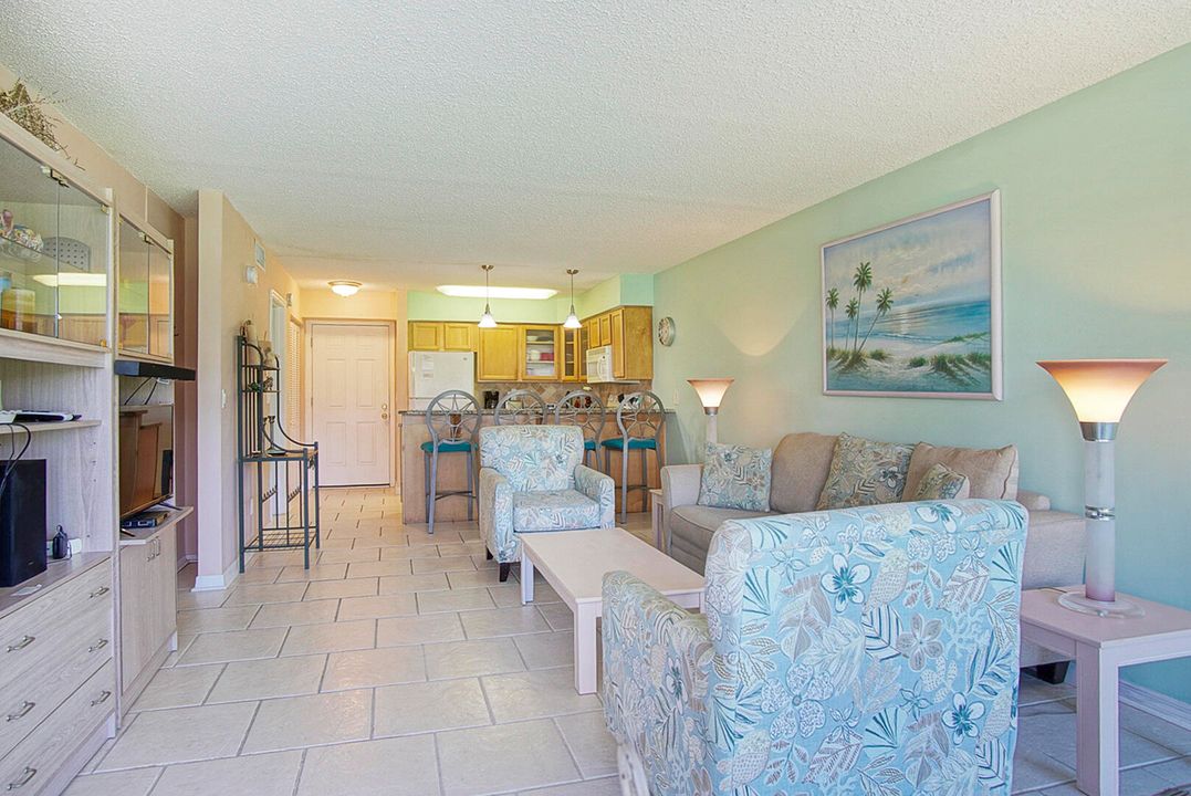 Active With Contract: $179,000 (1 beds, 1 baths, 887 Square Feet)