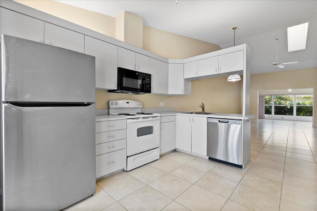 For Sale: $269,900 (2 beds, 2 baths, 1129 Square Feet)