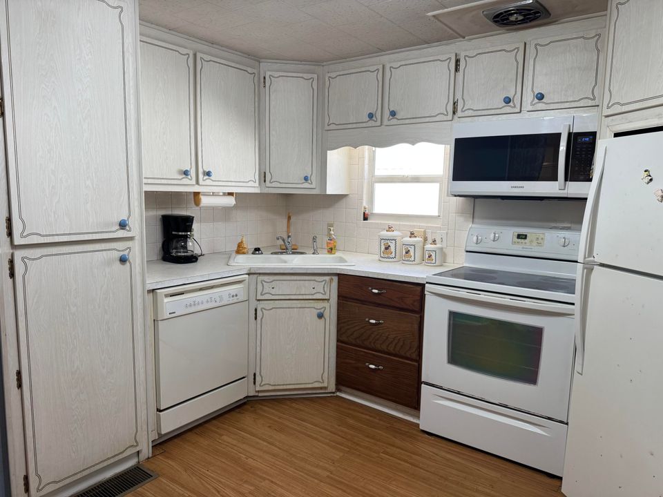 待售: $275,000 (1 贝兹, 1 浴室, 724 平方英尺)