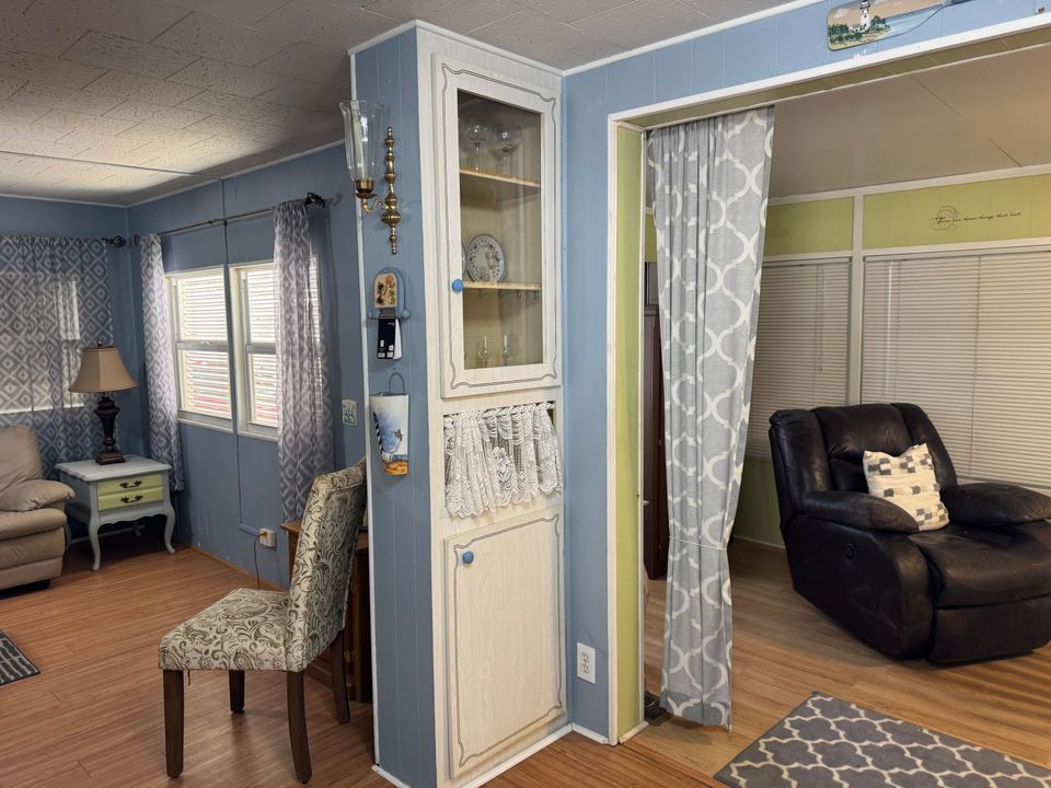 待售: $275,000 (1 贝兹, 1 浴室, 724 平方英尺)