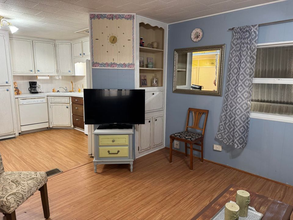 待售: $275,000 (1 贝兹, 1 浴室, 724 平方英尺)