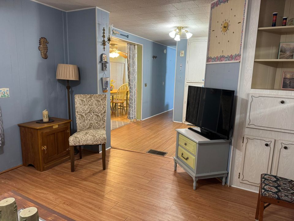 待售: $275,000 (1 贝兹, 1 浴室, 724 平方英尺)