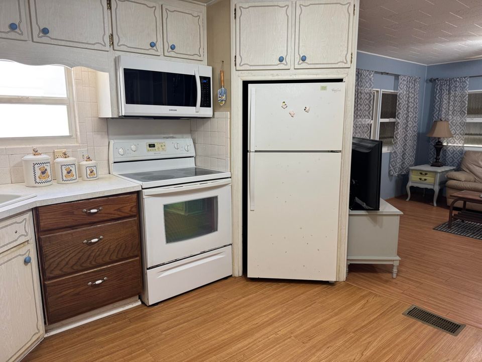 待售: $275,000 (1 贝兹, 1 浴室, 724 平方英尺)