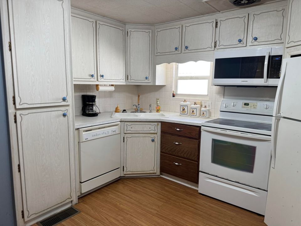 待售: $275,000 (1 贝兹, 1 浴室, 724 平方英尺)