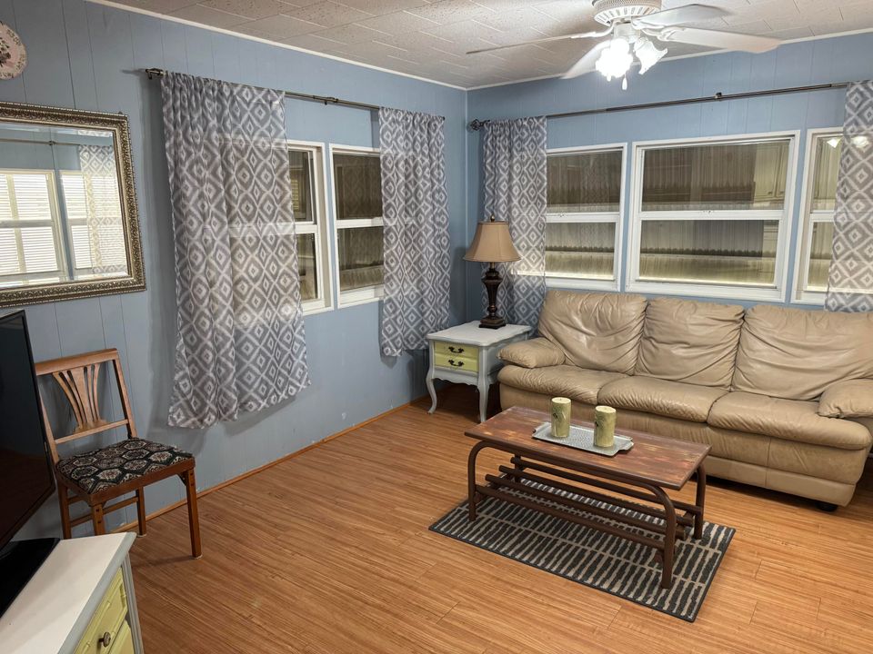 待售: $275,000 (1 贝兹, 1 浴室, 724 平方英尺)