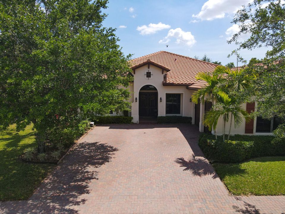 Active With Contract: $870,000 (4 beds, 4 baths, 3082 Square Feet)