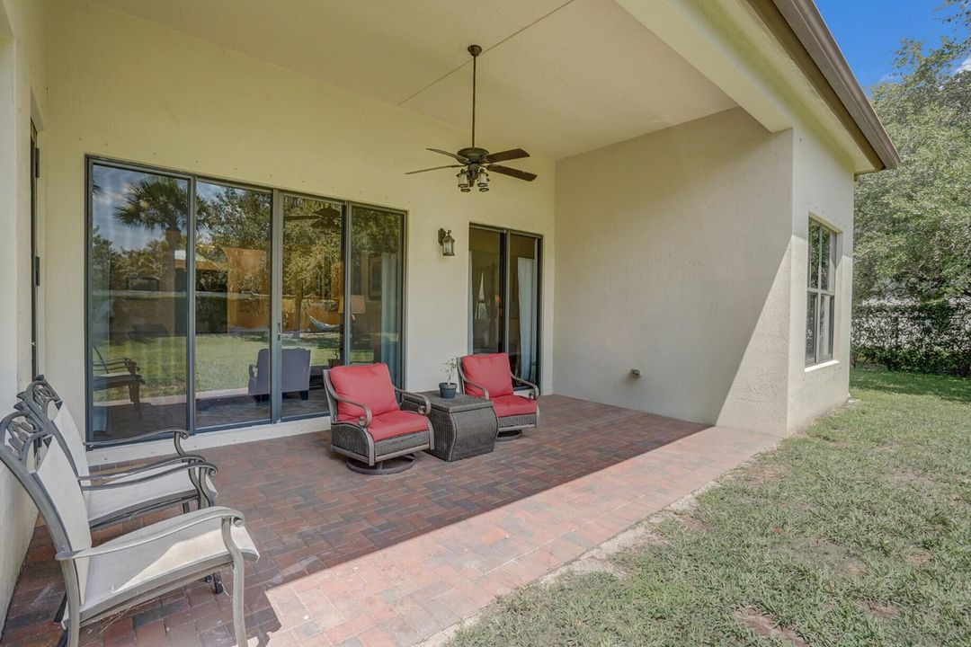 Active With Contract: $870,000 (4 beds, 4 baths, 3082 Square Feet)