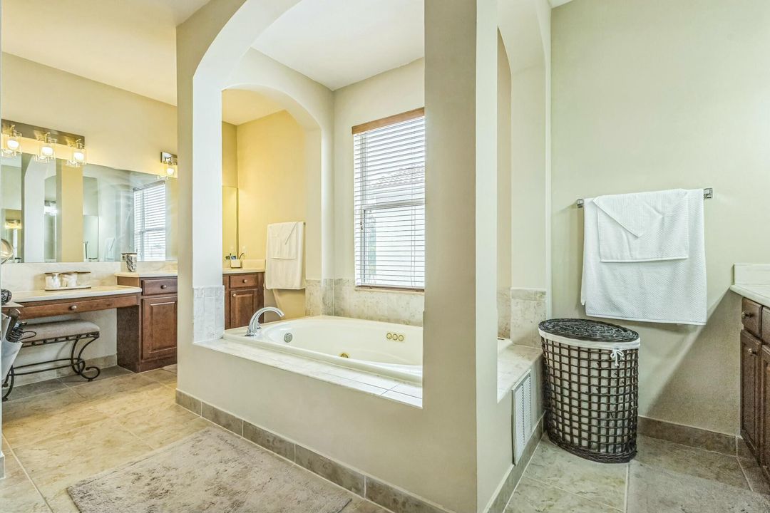 待售: $869,000 (6 贝兹, 5 浴室, 3837 平方英尺)