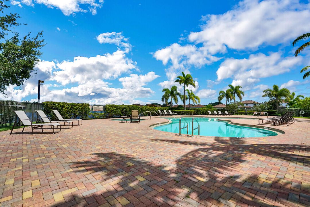 Active With Contract: $870,000 (4 beds, 4 baths, 3082 Square Feet)