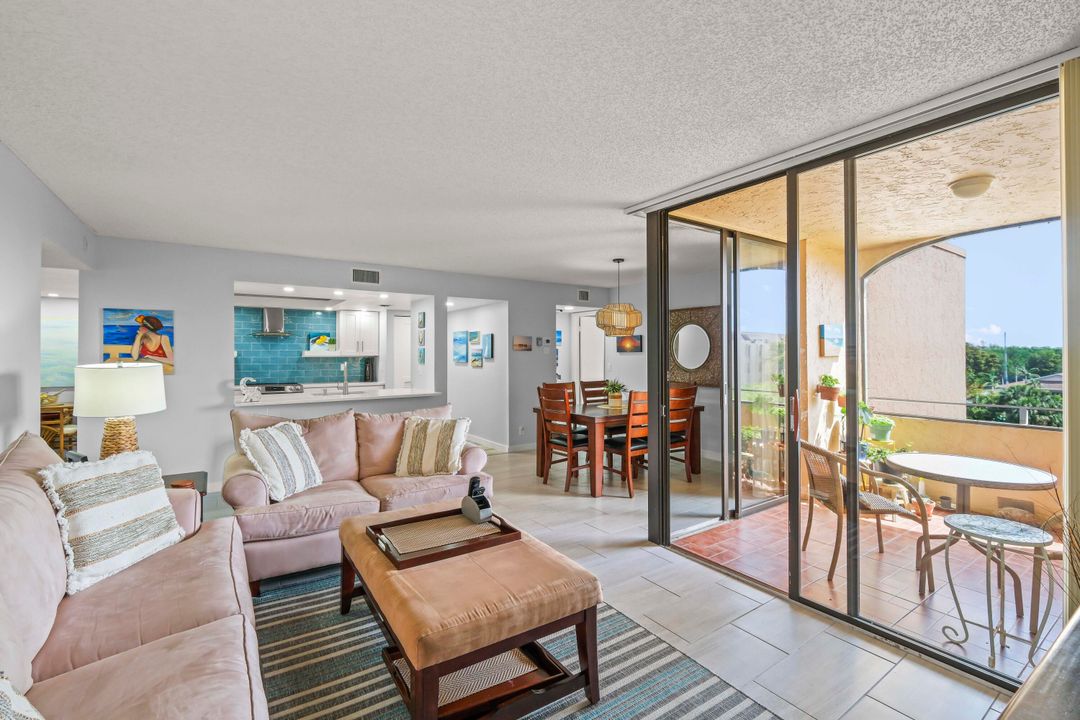 Active With Contract: $2,900 (2 beds, 2 baths, 1175 Square Feet)