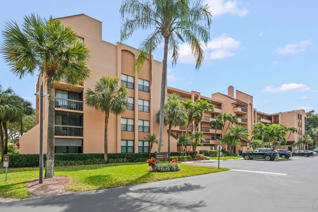 Active With Contract: $2,900 (2 beds, 2 baths, 1175 Square Feet)