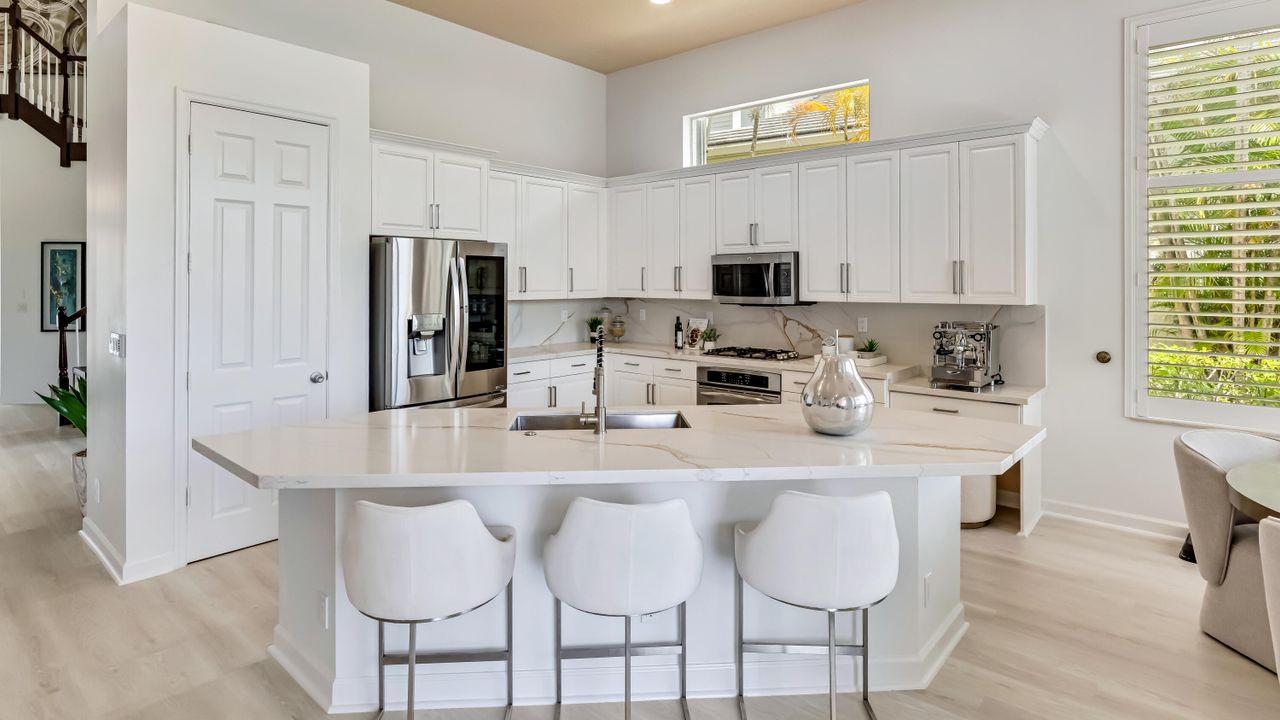 Под контрактом: $2,360,000 (5 спален, 5 ванн, 4107 Квадратных фут)