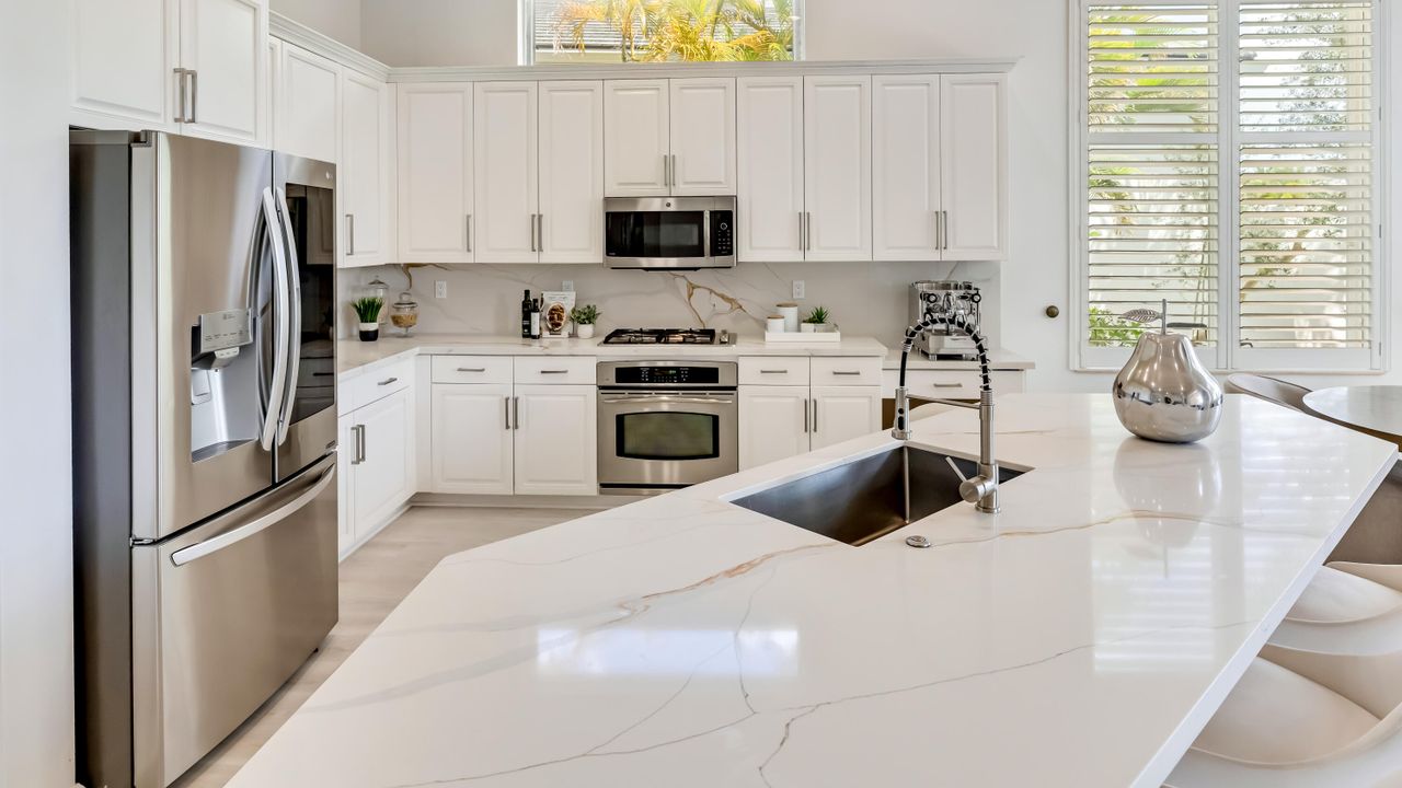 Под контрактом: $2,360,000 (5 спален, 5 ванн, 4107 Квадратных фут)