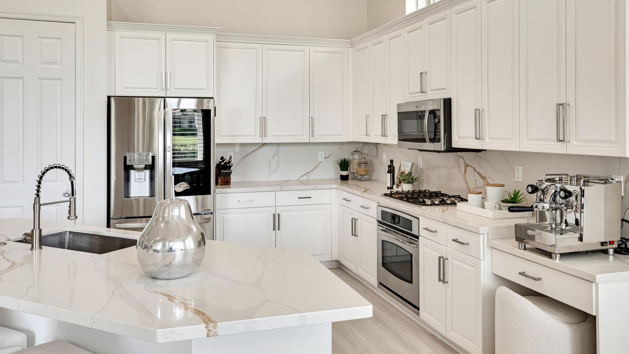 Под контрактом: $2,360,000 (5 спален, 5 ванн, 4107 Квадратных фут)