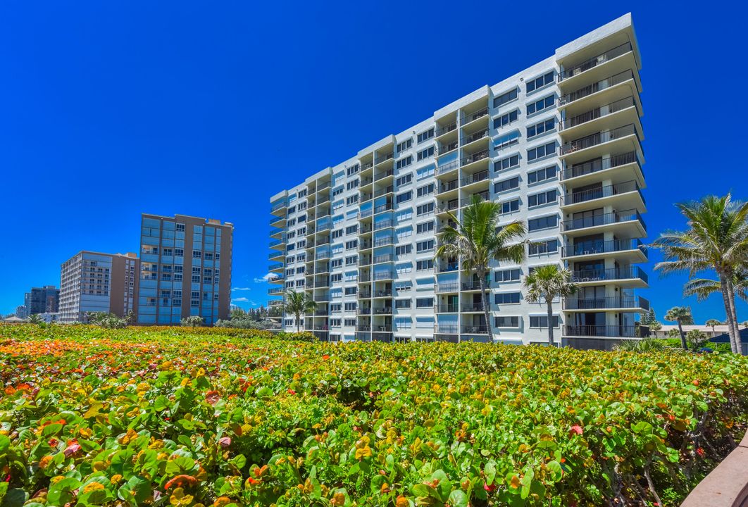 Active With Contract: $375,000 (2 beds, 2 baths, 1053 Square Feet)