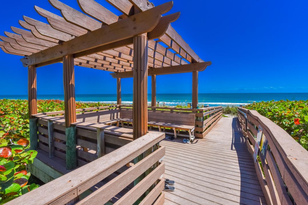 Active With Contract: $375,000 (2 beds, 2 baths, 1053 Square Feet)