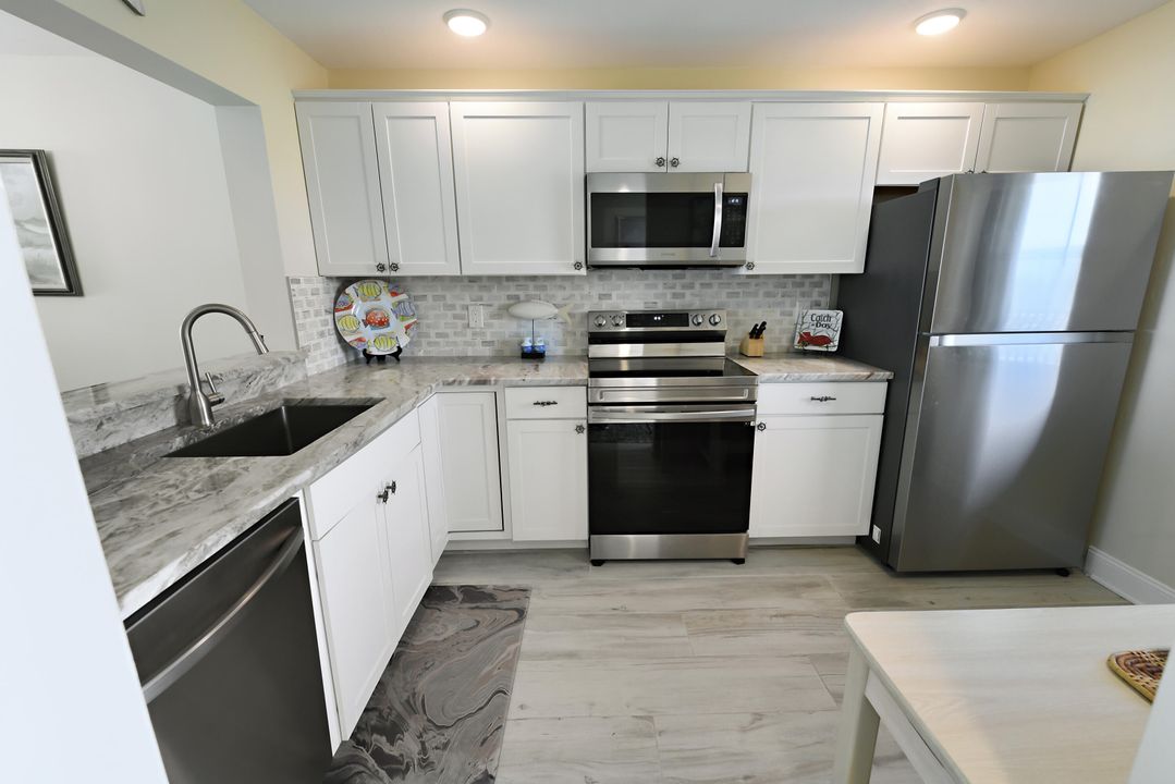 Active With Contract: $375,000 (2 beds, 2 baths, 1053 Square Feet)