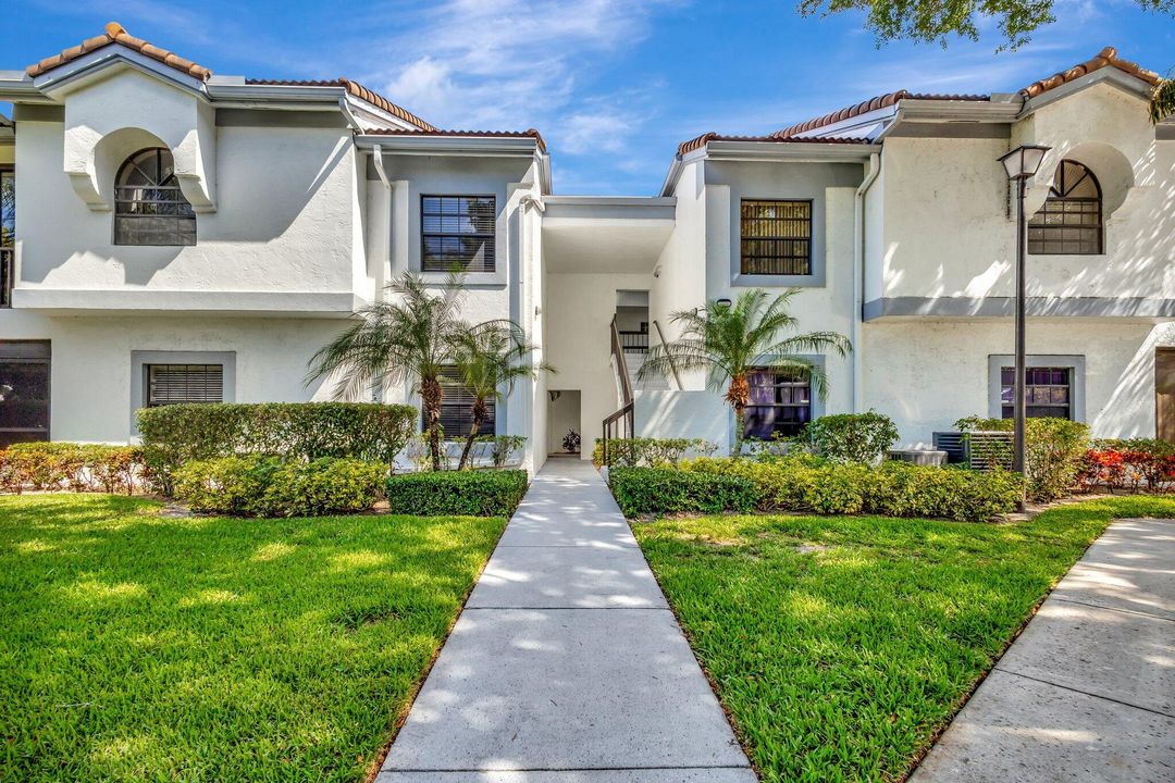 For Sale: $219,900 (2 beds, 2 baths, 1131 Square Feet)