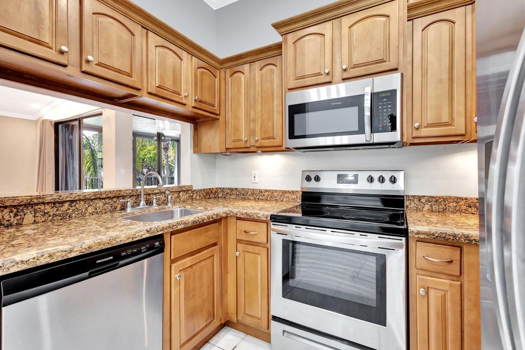 For Sale: $219,900 (2 beds, 2 baths, 1131 Square Feet)