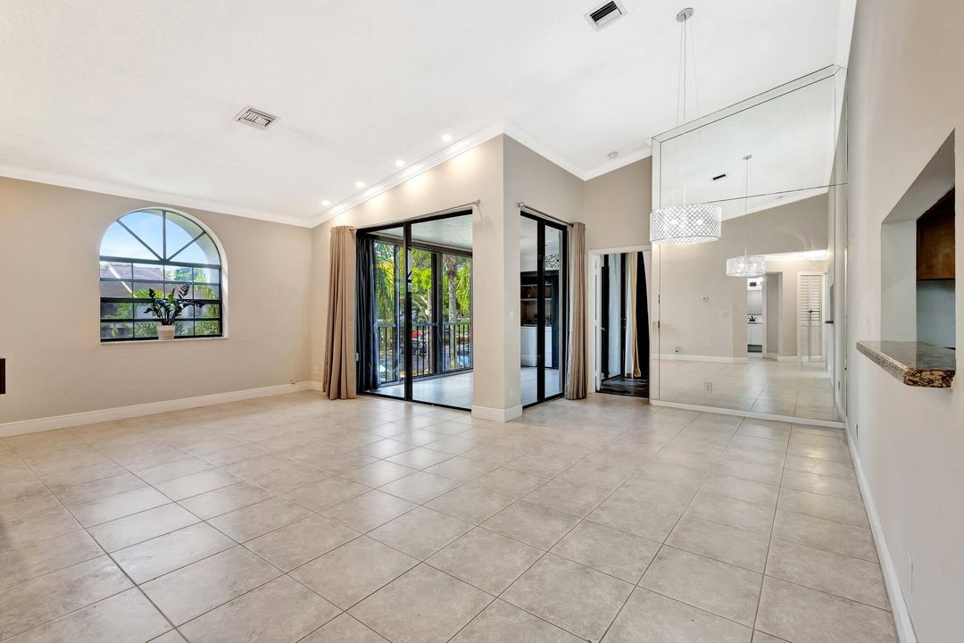 For Sale: $219,900 (2 beds, 2 baths, 1131 Square Feet)