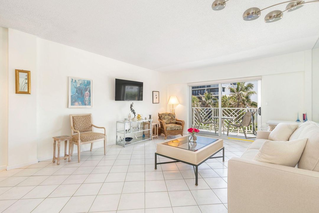 For Sale: $1,299,000 (1 beds, 1 baths, 972 Square Feet)