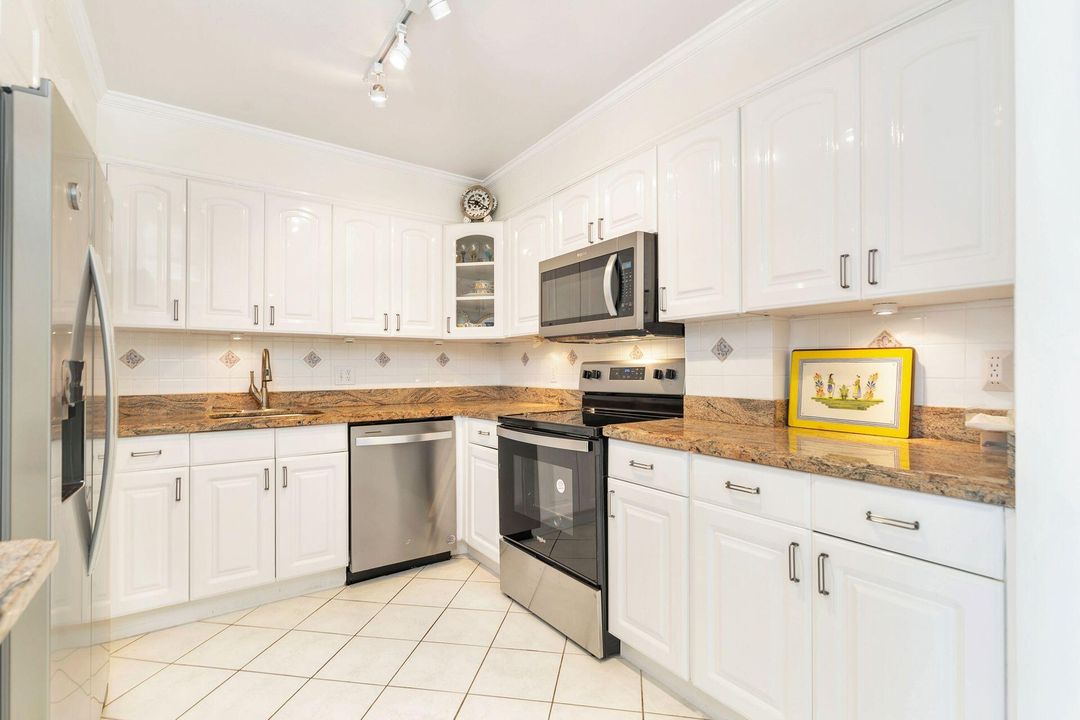 For Sale: $1,299,000 (1 beds, 1 baths, 972 Square Feet)