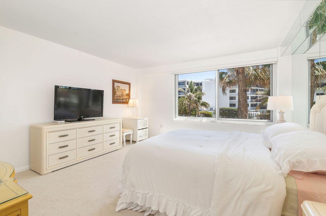 For Sale: $1,299,000 (1 beds, 1 baths, 972 Square Feet)