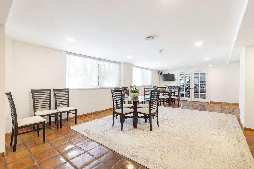 For Sale: $1,299,000 (1 beds, 1 baths, 972 Square Feet)