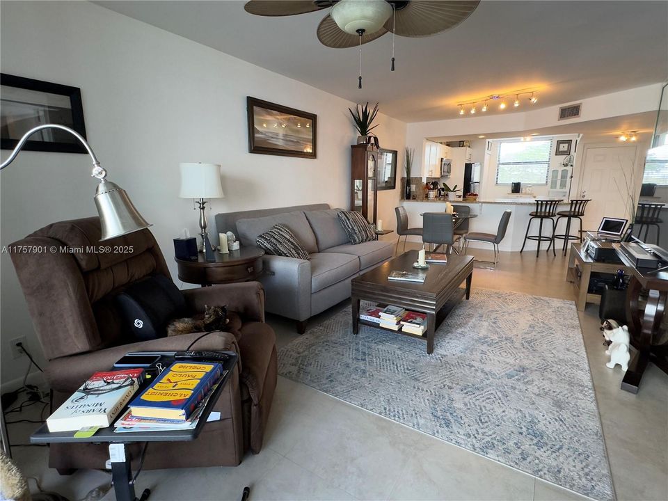 For Sale: $224,800 (2 beds, 2 baths, 920 Square Feet)