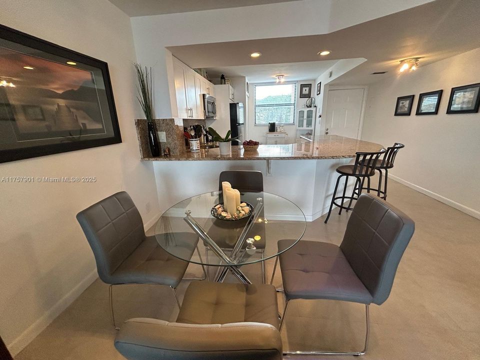 For Sale: $224,800 (2 beds, 2 baths, 920 Square Feet)