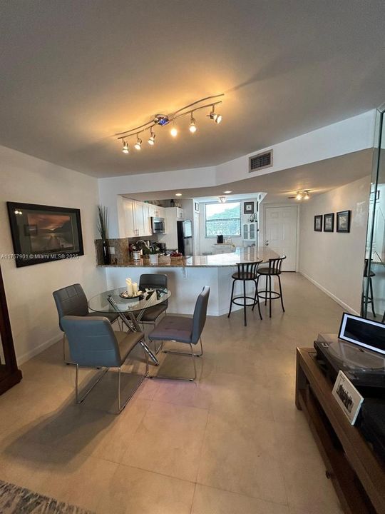 For Sale: $224,800 (2 beds, 2 baths, 920 Square Feet)