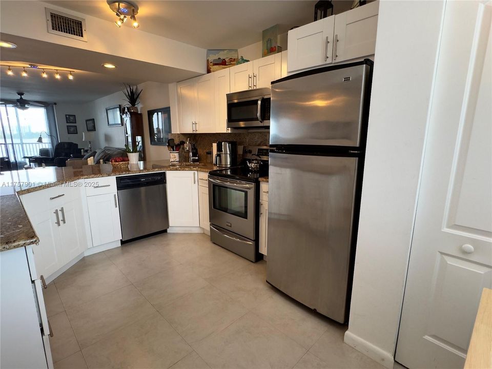 For Sale: $224,800 (2 beds, 2 baths, 920 Square Feet)