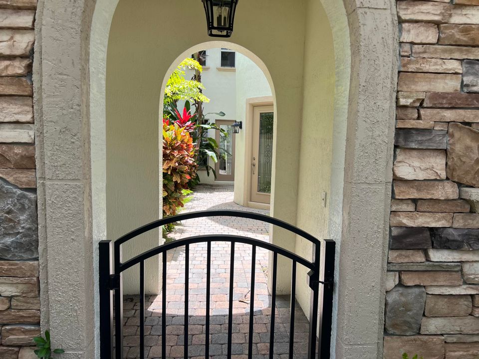 En Renta: $12,200 (3 camas, 2 baños, 2468 Pies cuadrados)