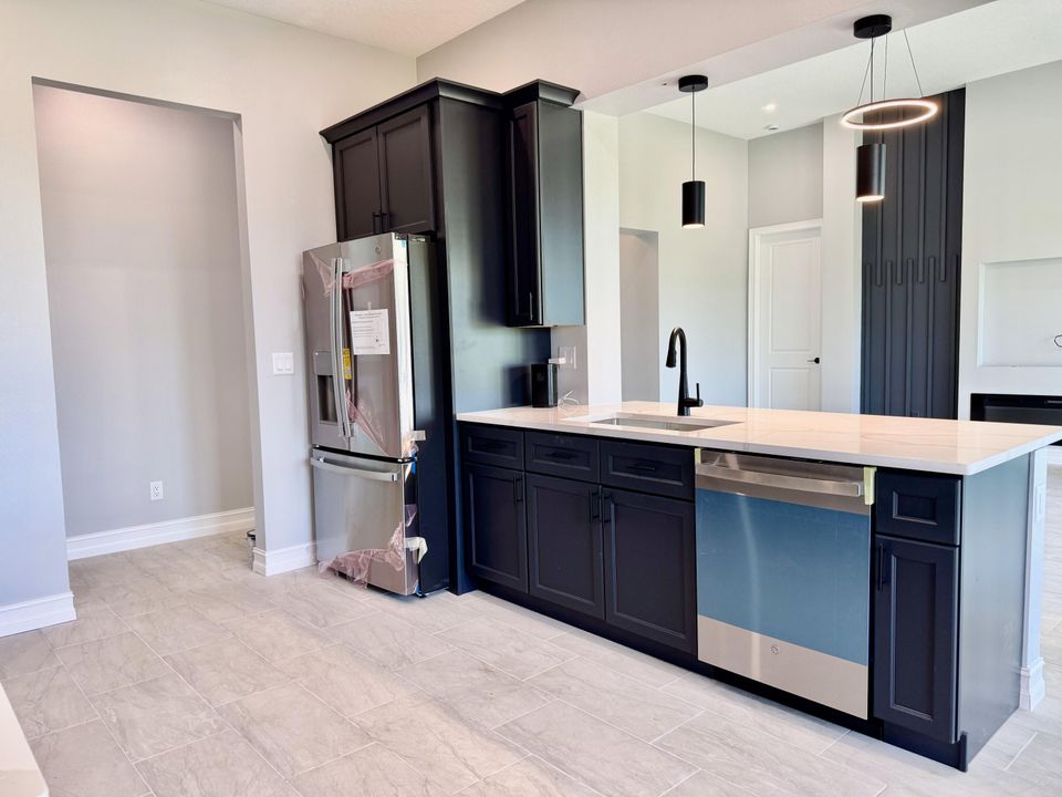 На продажу: $599,000 (4 спален, 2 ванн, 2000 Квадратных фут)