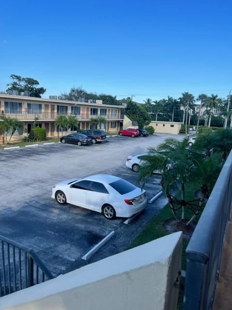 Active With Contract: $1,400 (1 beds, 1 baths, 615 Square Feet)