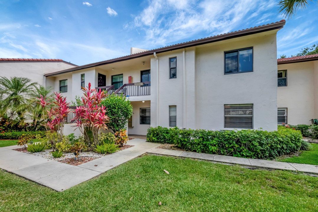 Active With Contract: $205,000 (2 beds, 2 baths, 1216 Square Feet)