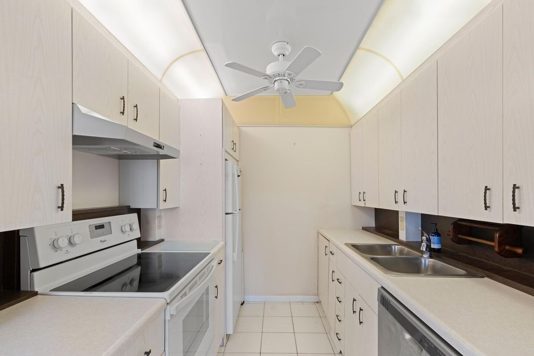 合同活跃: $92,500 (2 贝兹, 1 浴室, 861 平方英尺)