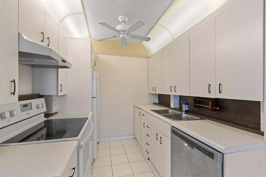 合同活跃: $92,500 (2 贝兹, 1 浴室, 861 平方英尺)