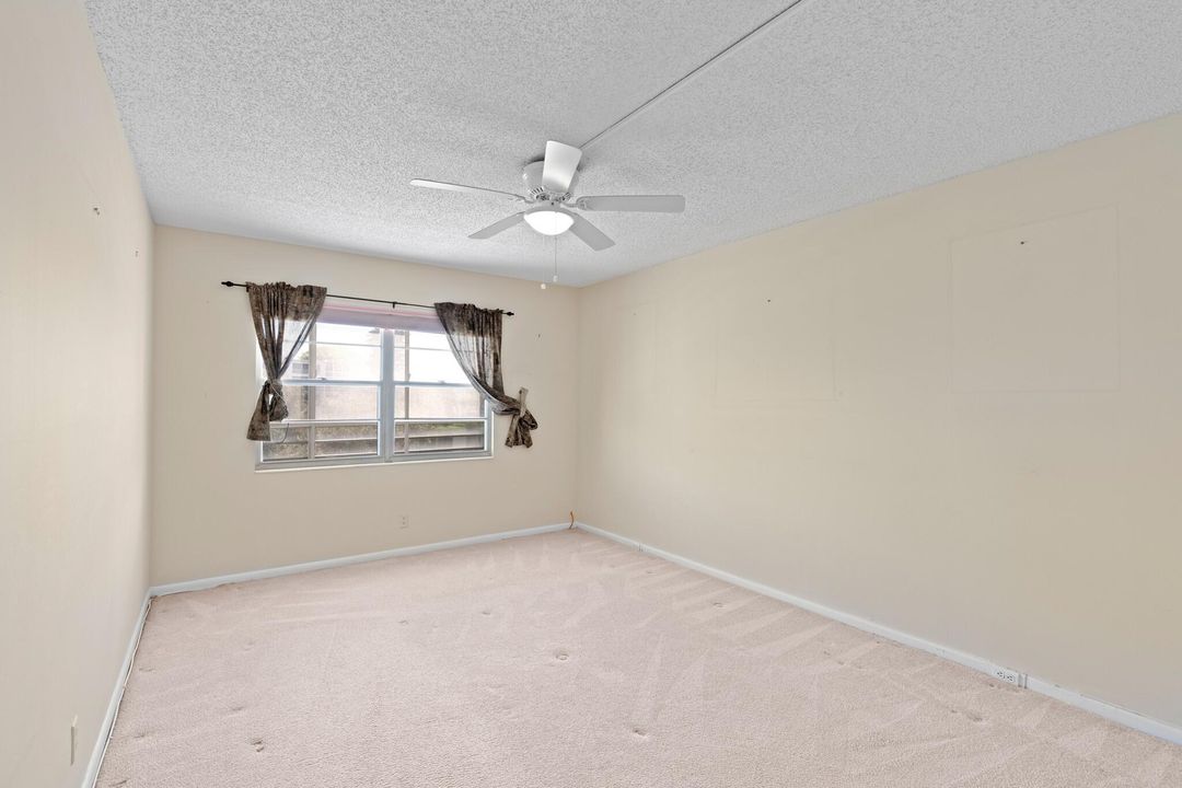 合同活跃: $92,500 (2 贝兹, 1 浴室, 861 平方英尺)